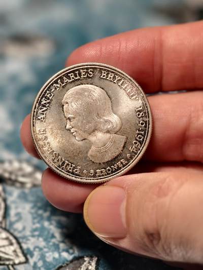 抚柳草堂-第二十六期章牌钱币  奖章勋章 满百包邮 放漏专场 1964丹麦弗雷德里克九世之女安妮-玛丽公主婚礼纪念5克朗银币 17.1g 800银 原光好品