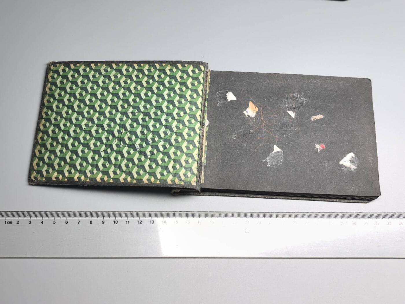 小驴勋章奖章收藏3月21日周六晚六点拍卖（珍爱和平，收藏战争，铭记历史，勿忘国耻，忠党爱国。有偿代拍，送拍规则在简介最后，参拍须阅读规则后再参拍，关系到运费包装发货时效真假辨别等关键信息，拍卖时不再发原图，看大图店主微信码在拍卖店铺介绍里） 我国53年发行相册，照片被拿出，空的