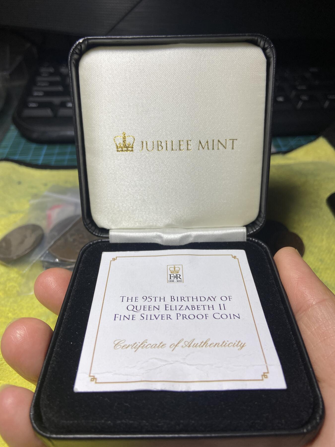 2026年第三十七场(总第二百零六场）德紧纸币特拍场(佣金3%，最低1元) Proof精制币–所罗门群岛2021年1元银币(伊丽莎白二世女王95岁寿辰纪念银币。999纯银，局部镀金（Partially Gilded） 15.5克（½盎司），直径33.0毫米原盒带证书)