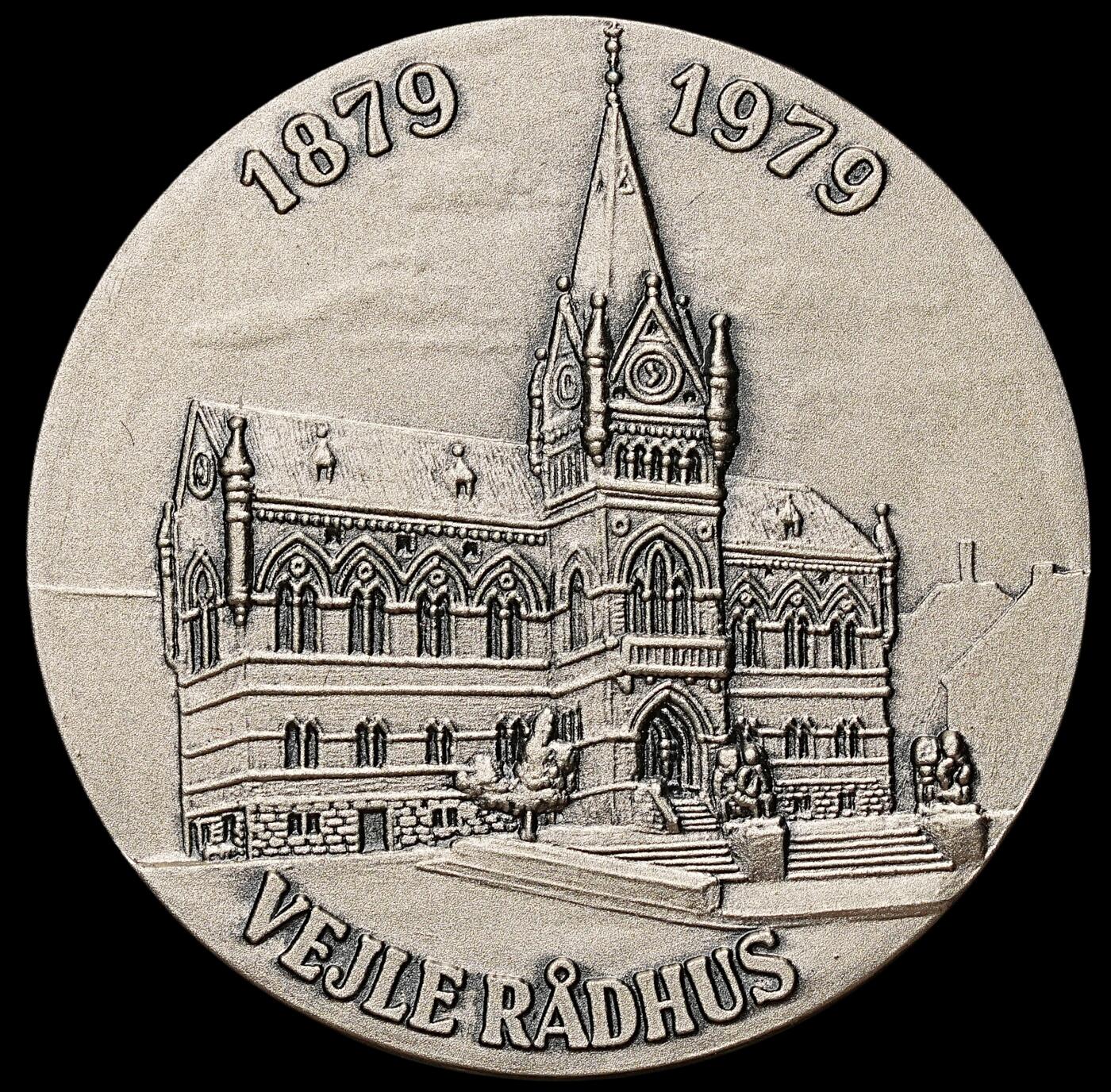 修遠堂世界钱币第108期 丹麦瓦埃勒市政厅百年纪念银章（1879–1979），34.83mm，26.66g，925银