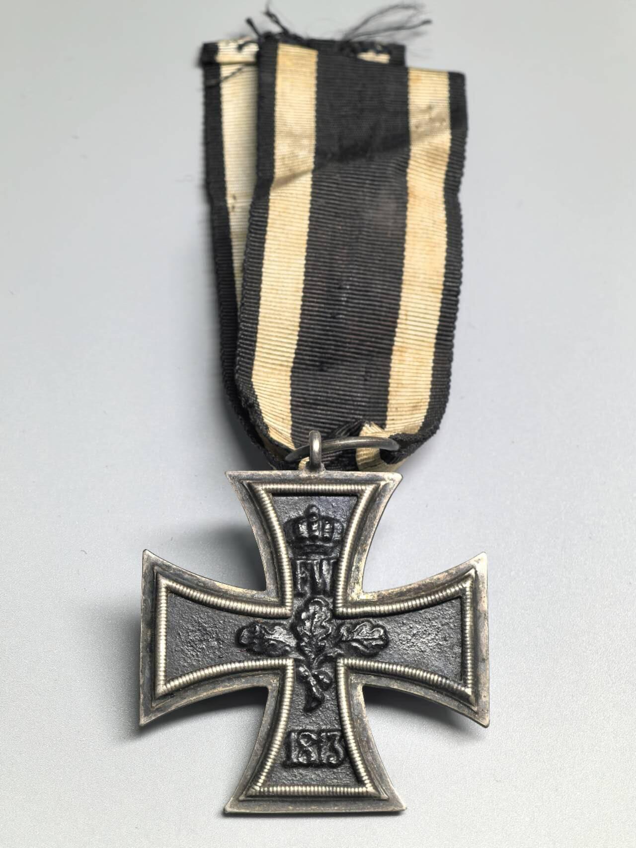 小驴勋章奖章收藏3月21日周六晚六点拍卖（珍爱和平，收藏战争，铭记历史，勿忘国耻，忠党爱国。有偿代拍，送拍规则在简介最后，参拍须阅读规则后再参拍，关系到运费包装发货时效真假辨别等关键信息，拍卖时不再发原图，看大图店主微信码在拍卖店铺介绍里） 德国一战二级铁十字勋章，环打KO厂标，铁质核心黑漆，好品