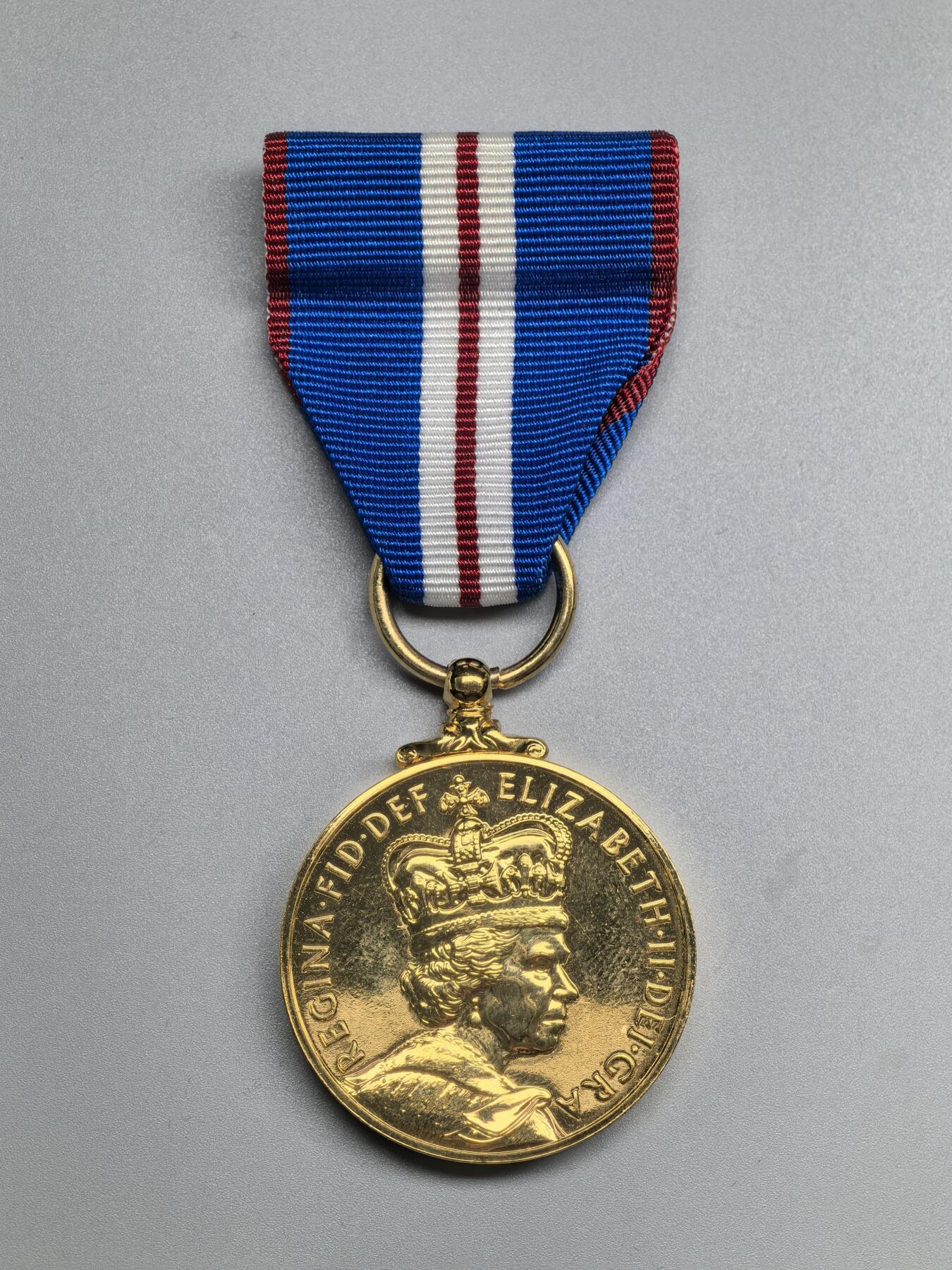 小驴勋章奖章收藏3月21日周六晚六点拍卖（珍爱和平，收藏战争，铭记历史，勿忘国耻，忠党爱国。有偿代拍，送拍规则在简介最后，参拍须阅读规则后再参拍，关系到运费包装发货时效真假辨别等关键信息，拍卖时不再发原图，看大图店主微信码在拍卖店铺介绍里） 英国伊丽莎白二世加冕50周年纪念奖章，带原盒