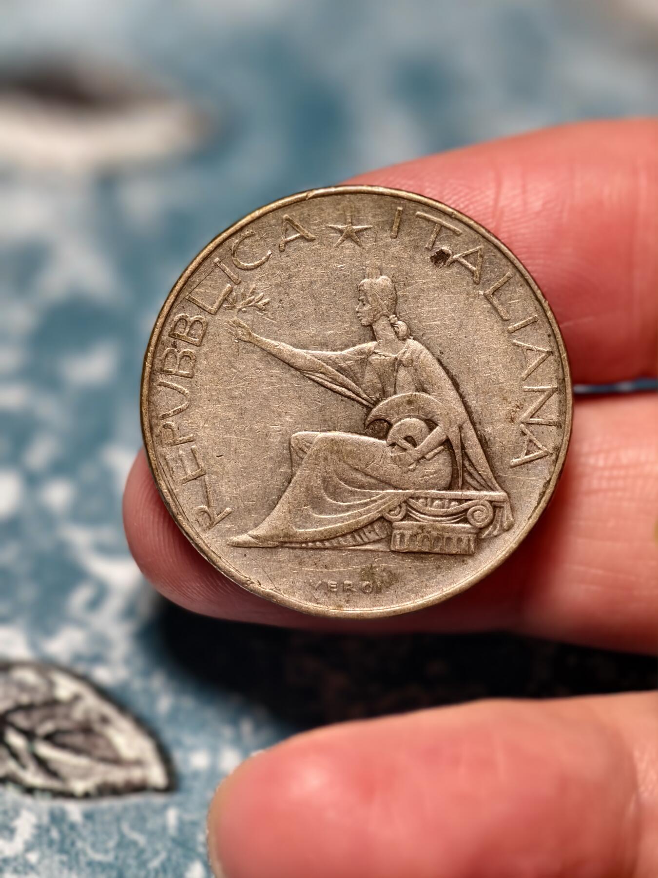 抚柳草堂-第十八期章牌钱币  奖章勋章限时免佣 满百包邮 放漏专场 1961意大利统一百年500里拉纪念银币  重11克 为纪念1861年意大利王国成立而铸 正面为意大利共和国拟人坐像背面是四马战车见证了意大利从分裂到统一的百年历程