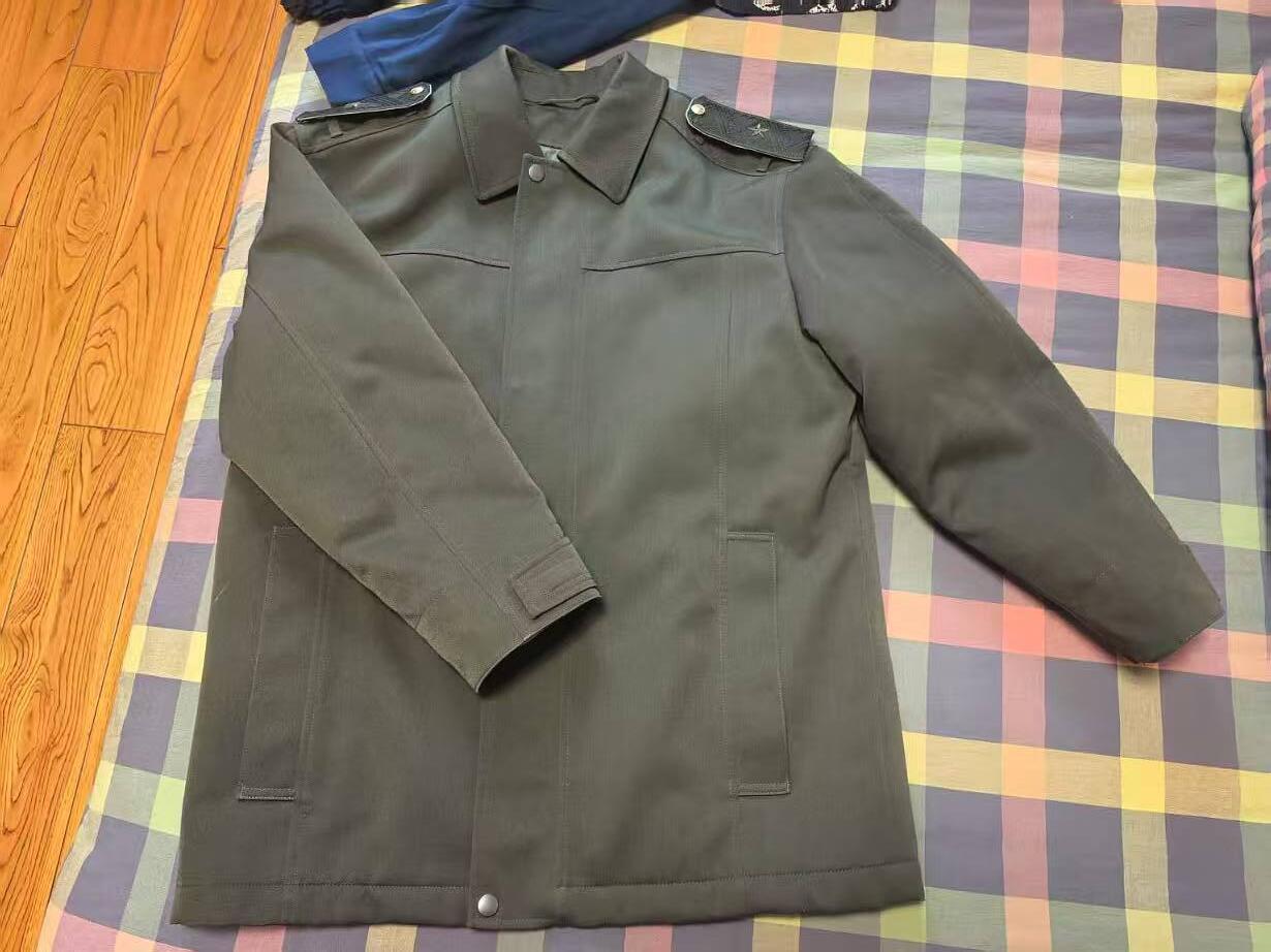 橙子收藏第六期 俄罗斯联邦陆军少将冬季加厚军服（棉服款）肩宽：55cm 胸围：110。属于俄军90年代后列装的制式冬季勤务服装：肩章为单颗星，是俄罗斯陆军少将的标准标识，对应北约OF-6级别，通常担任师长、副军长等职务。由圣彼得堡БТК集团生产，是俄军官方认证的军工企业，代表了俄罗斯军用服装的工艺标准
