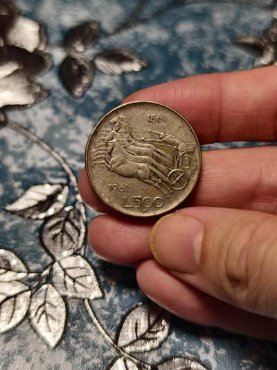 抚柳草堂-第二十六期章牌钱币  奖章勋章 满百包邮 放漏专场 1961意大利统一百年500里拉纪念银币  重11克 为纪念1861年意大利王国成立而铸 正面为意大利共和国拟人坐像背面是四马战车见证了意大利从分裂到统一的百年历程