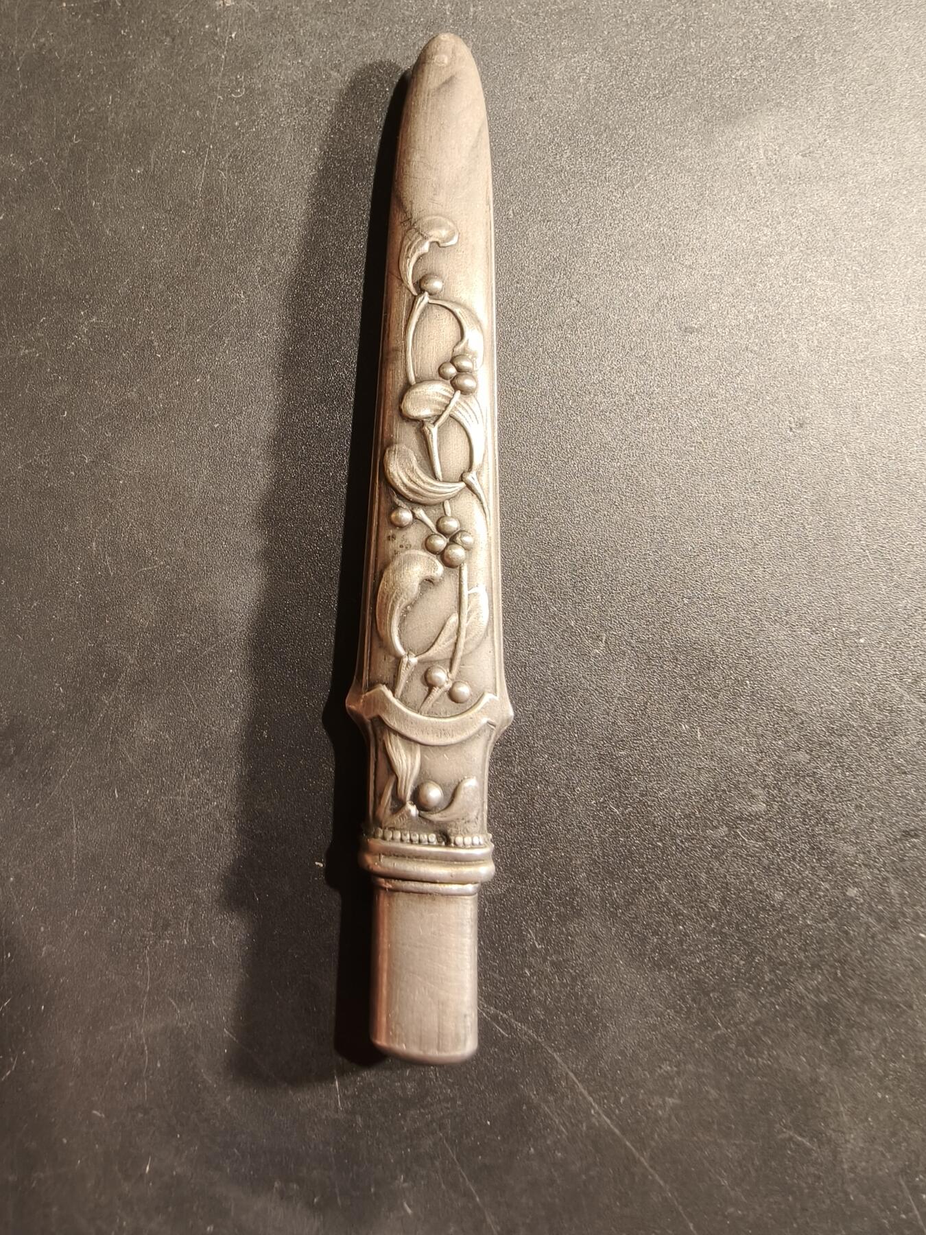 老王徽章第188期 法国文房四宝原盒    新艺术风格    野猪头银标    35.4g      拆信刀+蘸水笔杆+蜡笔封