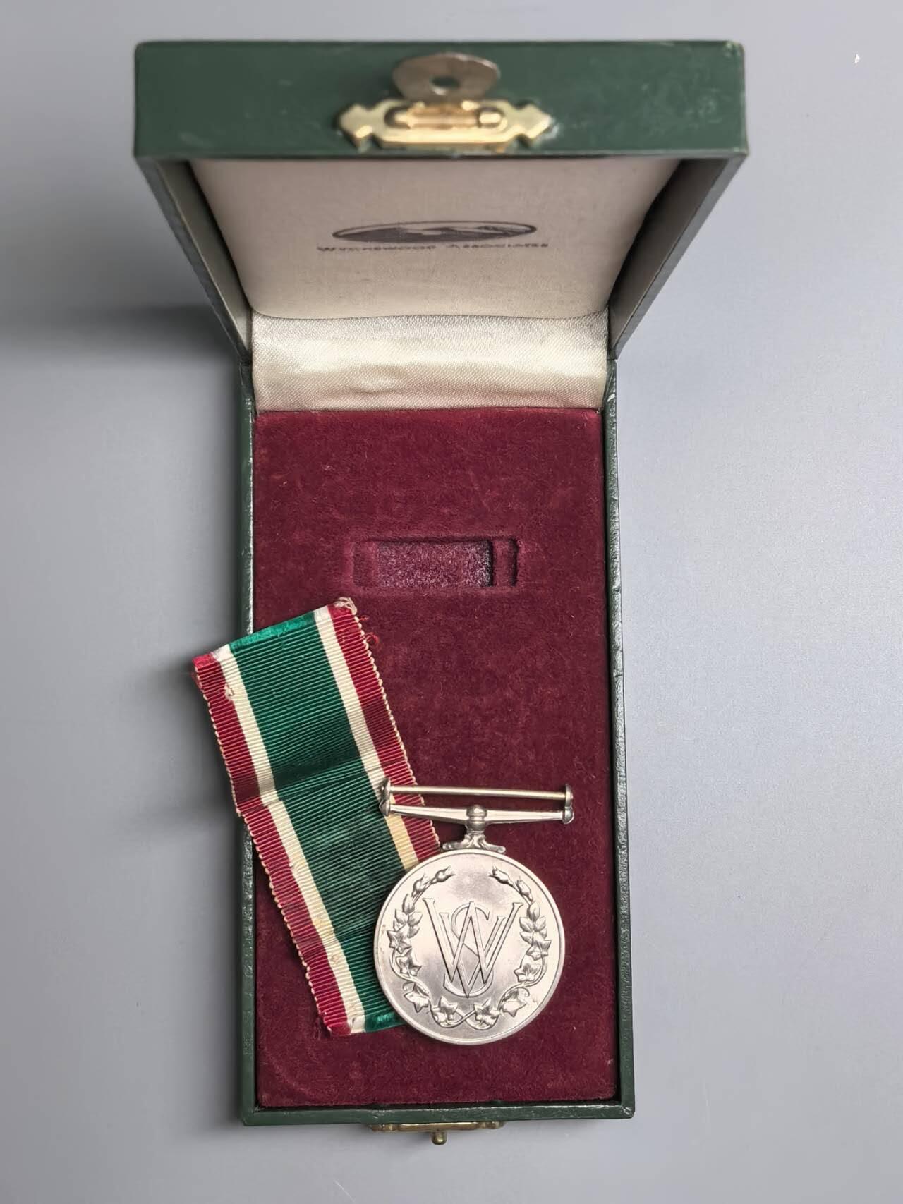 小驴勋章奖章收藏3月21日周六晚六点拍卖（珍爱和平，收藏战争，铭记历史，勿忘国耻，忠党爱国。有偿代拍，送拍规则在简介最后，参拍须阅读规则后再参拍，关系到运费包装发货时效真假辨别等关键信息，拍卖时不再发原图，看大图店主微信码在拍卖店铺介绍里） 英国女性志愿服务奖章带盒