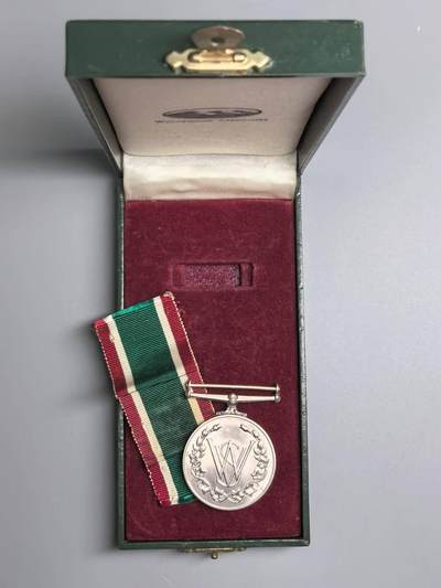 小驴勋章奖章收藏3月21日周六晚六点拍卖（珍爱和平，收藏战争，铭记历史，勿忘国耻，忠党爱国。有偿代拍，送拍规则在简介最后，参拍须阅读规则后再参拍，关系到运费包装发货时效真假辨别等关键信息，拍卖时不再发原图，看大图店主微信码在拍卖店铺介绍里） - 英国女性志愿服务奖章带盒