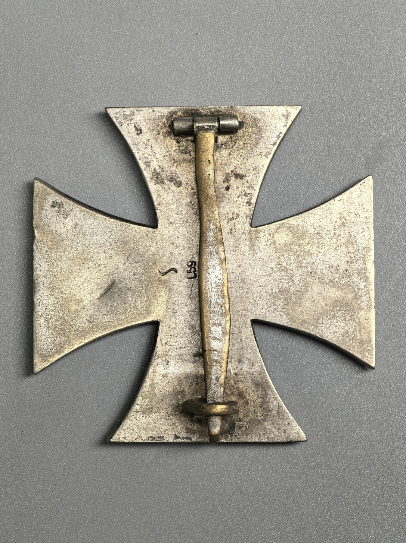 小驴勋章奖章收藏3月21日周六晚六点拍卖（珍爱和平，收藏战争，铭记历史，勿忘国耻，忠党爱国。有偿代拍，送拍规则在简介最后，参拍须阅读规则后再参拍，关系到运费包装发货时效真假辨别等关键信息，拍卖时不再发原图，看大图店主微信码在拍卖店铺介绍里） 得三EKI，铁质核心黑漆，漆起皮，背打少见~L59厂标（Alois Rettenmeyer Schwabisch-Gmünd）