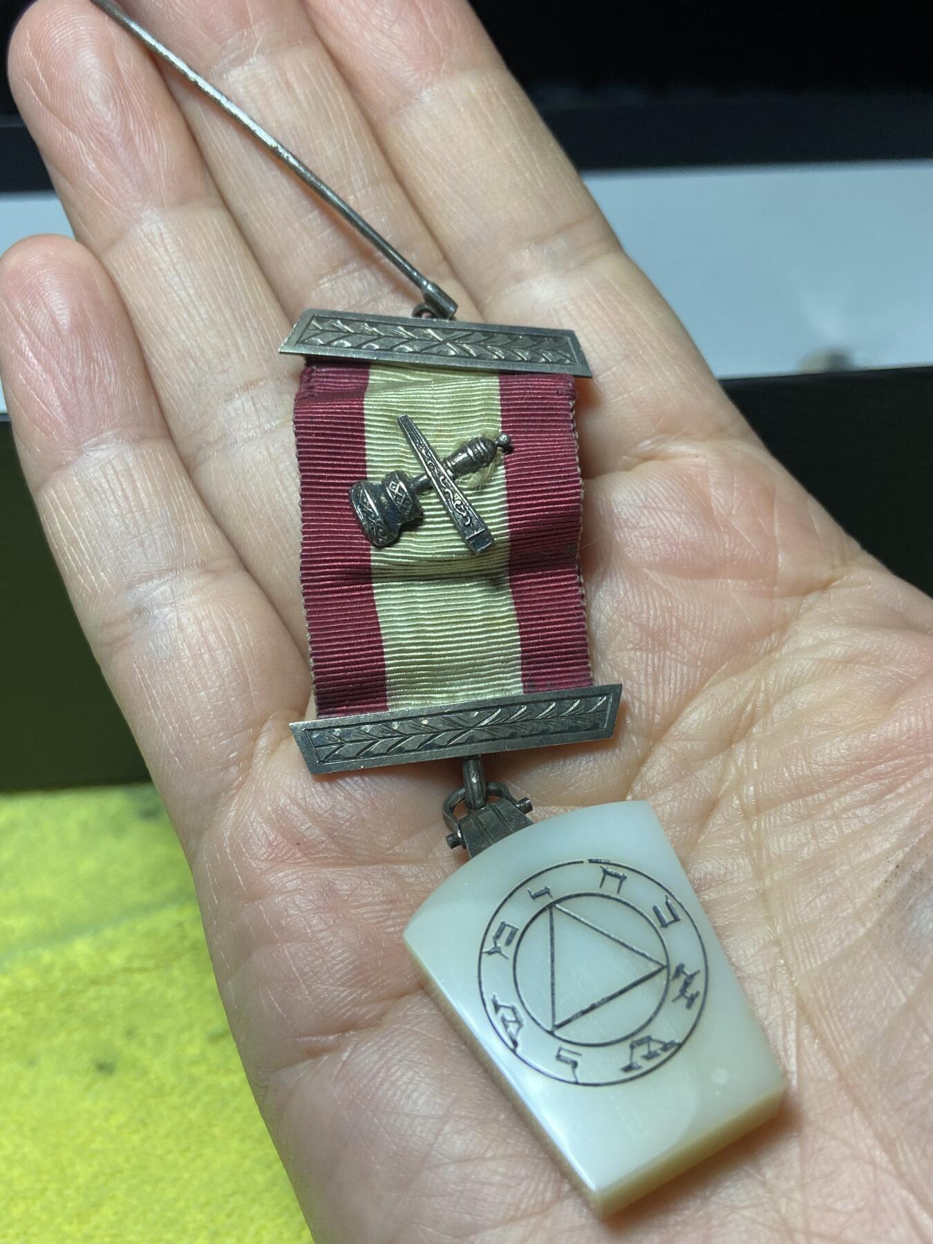 2026年第三十七场(总第二百零六场）德紧纸币特拍场(佣金3%，最低1元) 19世纪末-20世纪初，欧洲共济会皇家拱门分会Past Master级别信物，金属部分为银制。