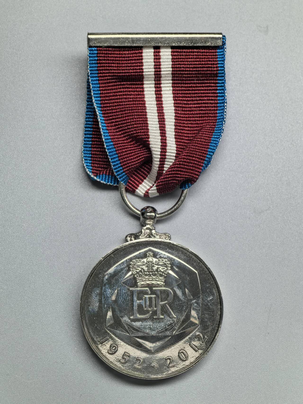 小驴勋章奖章收藏3月21日周六晚六点拍卖（珍爱和平，收藏战争，铭记历史，勿忘国耻，忠党爱国。有偿代拍，送拍规则在简介最后，参拍须阅读规则后再参拍，关系到运费包装发货时效真假辨别等关键信息，拍卖时不再发原图，看大图店主微信码在拍卖店铺介绍里） 英国伊丽莎白二世加冕60周年纪念奖章，带原盒