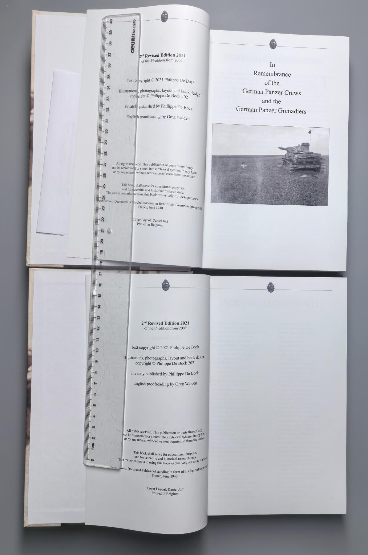 小驴勋章奖章收藏3月21日周六晚六点拍卖（珍爱和平，收藏战争，铭记历史，勿忘国耻，忠党爱国。有偿代拍，送拍规则在简介最后，参拍须阅读规则后再参拍，关系到运费包装发货时效真假辨别等关键信息，拍卖时不再发原图，看大图店主微信码在拍卖店铺介绍里） 《二战德国坦克突击奖章》上下册，世界最顶尖坦克突击奖章专家PHILIPPE先生作品，2021年修订本，新增PHILIPPE先生十几年的研究成果，增加了200页，书页数达到1100页，作者亲签扉页，(3公斤重，完整运回国费用很高），非常专业的书看完记住就可以成为坦克击奖章专家了