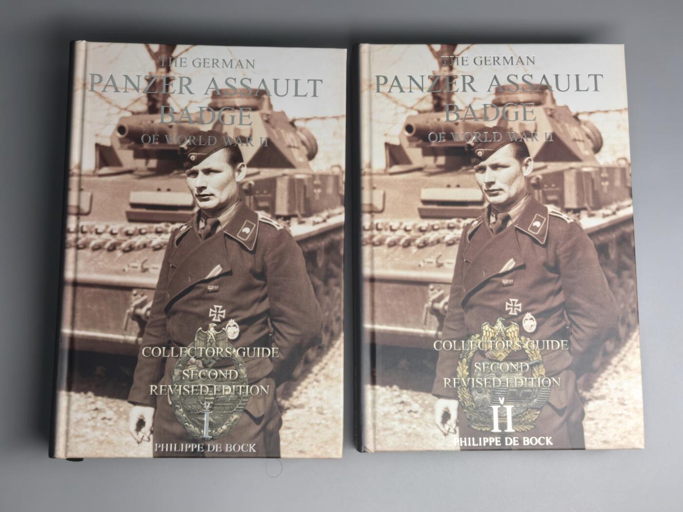 小驴勋章奖章收藏3月21日周六晚六点拍卖（珍爱和平，收藏战争，铭记历史，勿忘国耻，忠党爱国。有偿代拍，送拍规则在简介最后，参拍须阅读规则后再参拍，关系到运费包装发货时效真假辨别等关键信息，拍卖时不再发原图，看大图店主微信码在拍卖店铺介绍里） 《二战德国坦克突击奖章》上下册，世界最顶尖坦克突击奖章专家PHILIPPE先生作品，2021年修订本，新增PHILIPPE先生十几年的研究成果，增加了200页，书页数达到1100页，作者亲签扉页，(3公斤重，完整运回国费用很高），非常专业的书看完记住就可以成为坦克击奖章专家了