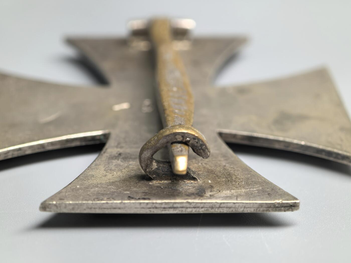 小驴勋章奖章收藏3月21日周六晚六点拍卖（珍爱和平，收藏战争，铭记历史，勿忘国耻，忠党爱国。有偿代拍，送拍规则在简介最后，参拍须阅读规则后再参拍，关系到运费包装发货时效真假辨别等关键信息，拍卖时不再发原图，看大图店主微信码在拍卖店铺介绍里） 得三EKI，铁质核心黑漆，漆起皮，背打少见~L59厂标（Alois Rettenmeyer Schwabisch-Gmünd）