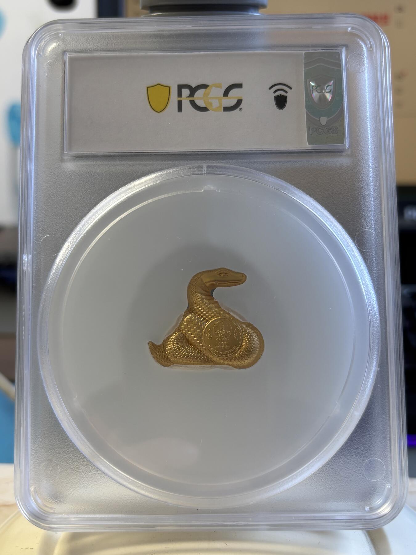 第195期拍卖 蒙古2025年灵蛇农历蛇年1盎司异形镀金纪念银币PCGS70首，999银镀金，发行888枚