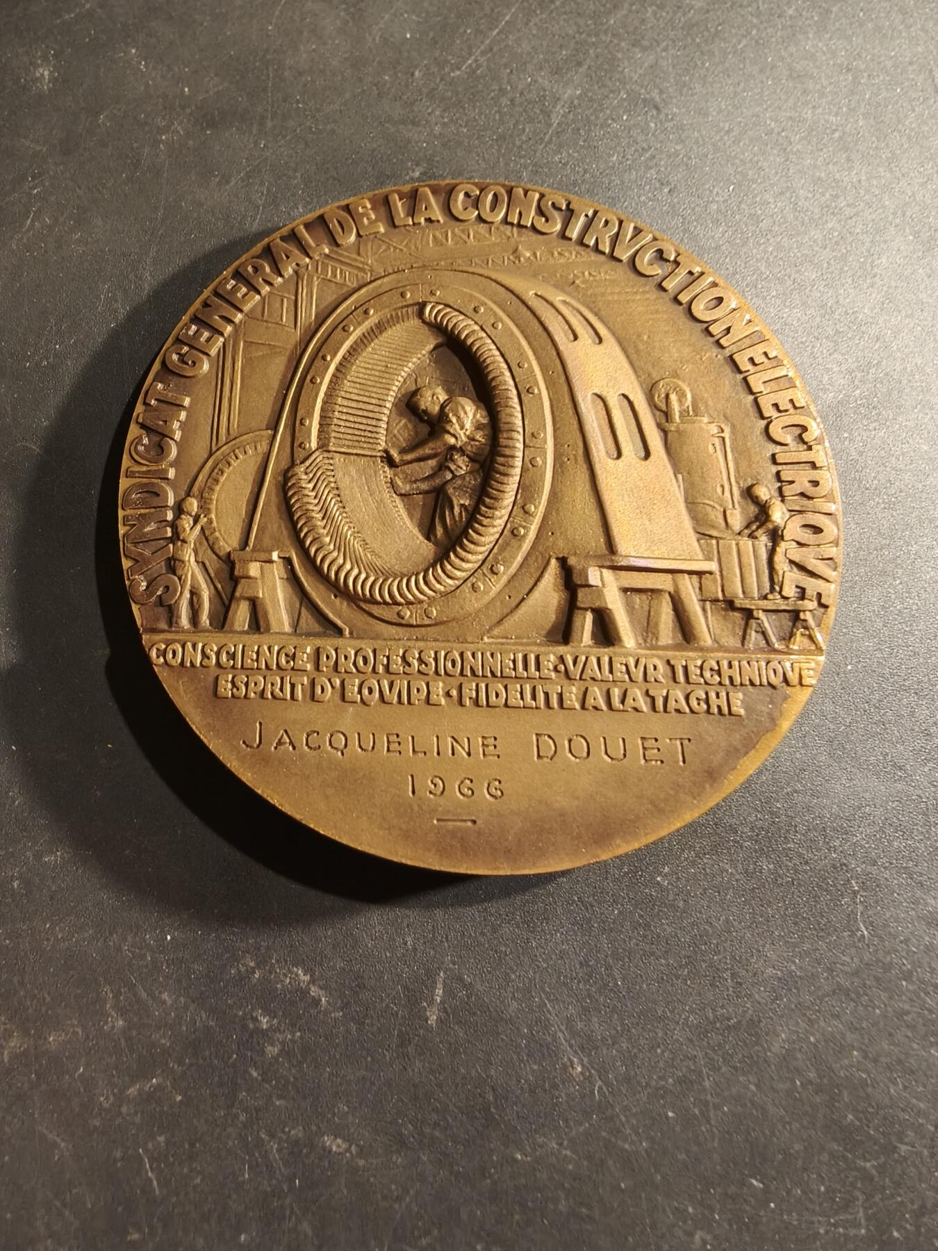 老王徽章第188期 法国电气行业总工会大铜章     原盒    直径66mm    重量165g