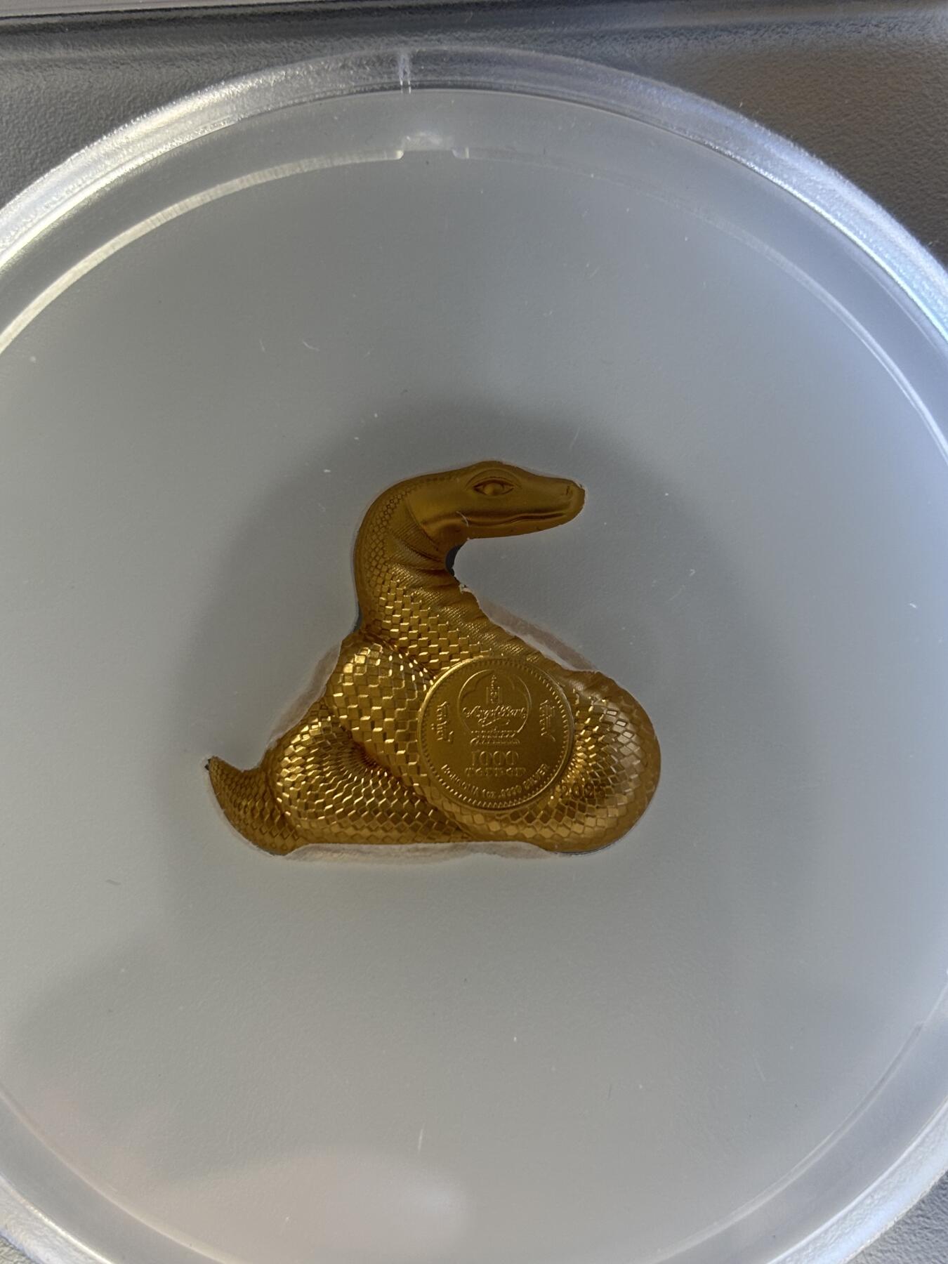 第195期拍卖 蒙古2025年灵蛇农历蛇年1盎司异形镀金纪念银币PCGS70首，999银镀金，发行888枚