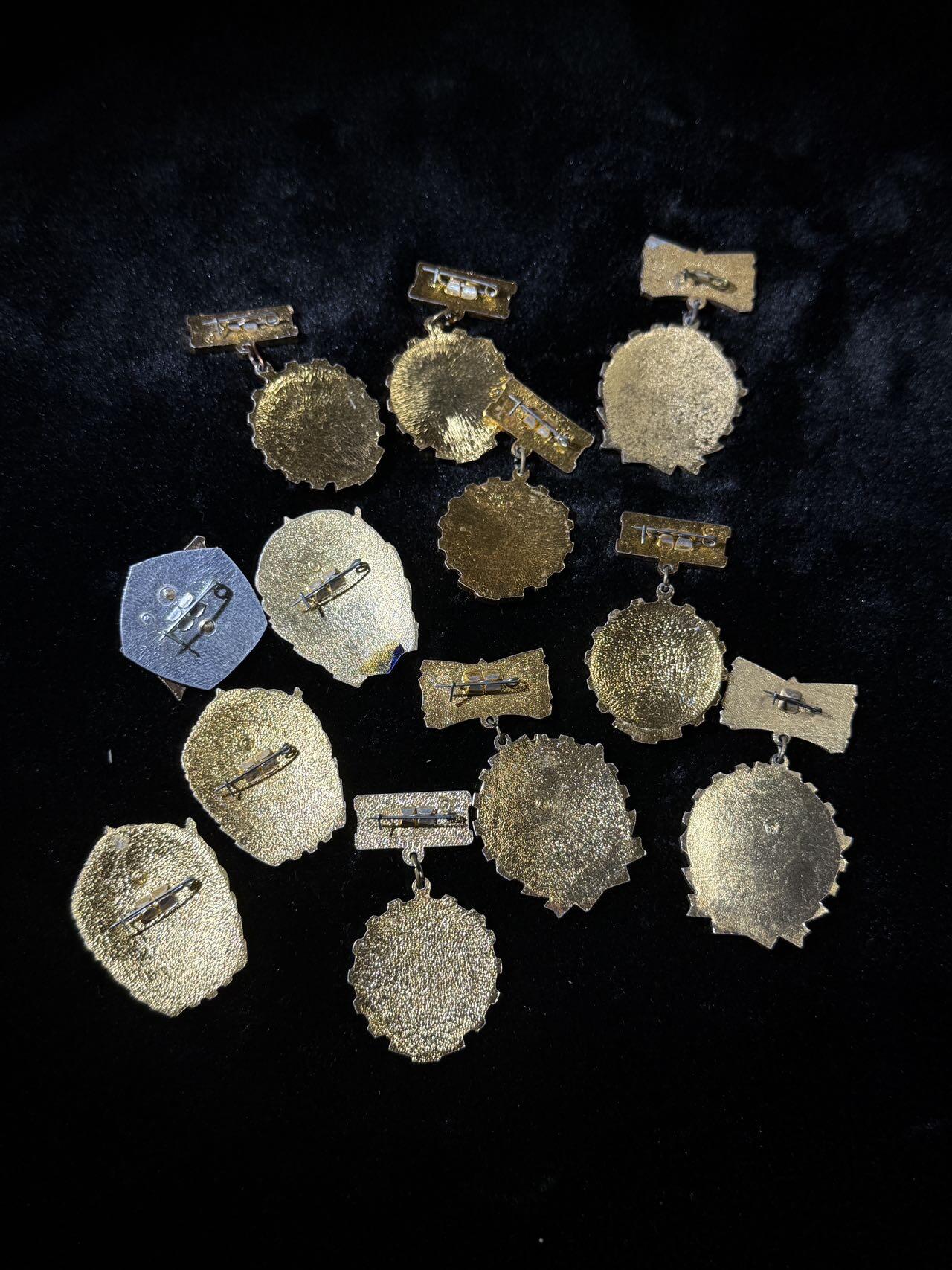 戎马世界章牌大赏，第112期 苏联劳动红旗手证章一组