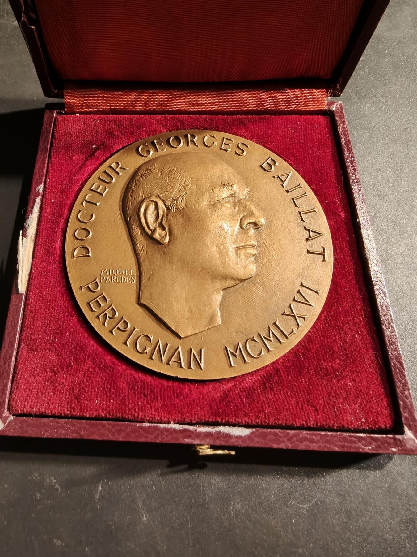 老王徽章第188期 法国乔治拜亚医生大铜章    原盒      乔治·拜亚（1896–1987）是法国著名的医生、二战时期的抵抗战士以及政治家，他曾担任佩皮尼昂地区医师公会首任系主任      直径76mm     重量240.5g