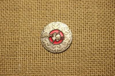 2026.3.25日系拍卖 - 日本全国性慈善机构“日本中央共同募金”（昵称“红羽毛”组织）会员章，近库存品相