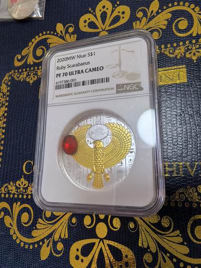 长老汇马年精选第十一场拍卖 - 瑕疵！2020纽埃1元圣甲虫彩色精制银币，镶嵌红宝石，NGC PF70UC。唯一冠军。快递暴力，红宝石脱落。