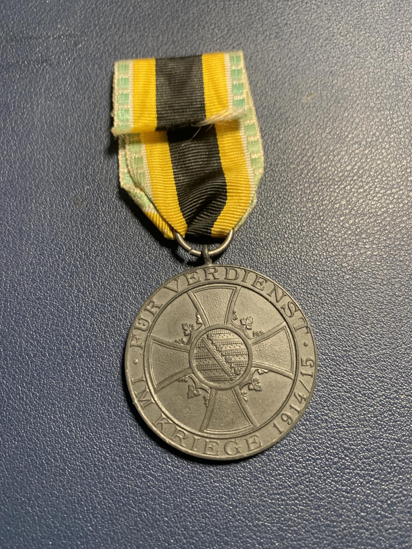 欢度清明，直接出价就行，这场不读秒到点直接结拍。 一战德国萨克森迈宁根战争功勋奖章，车轮子