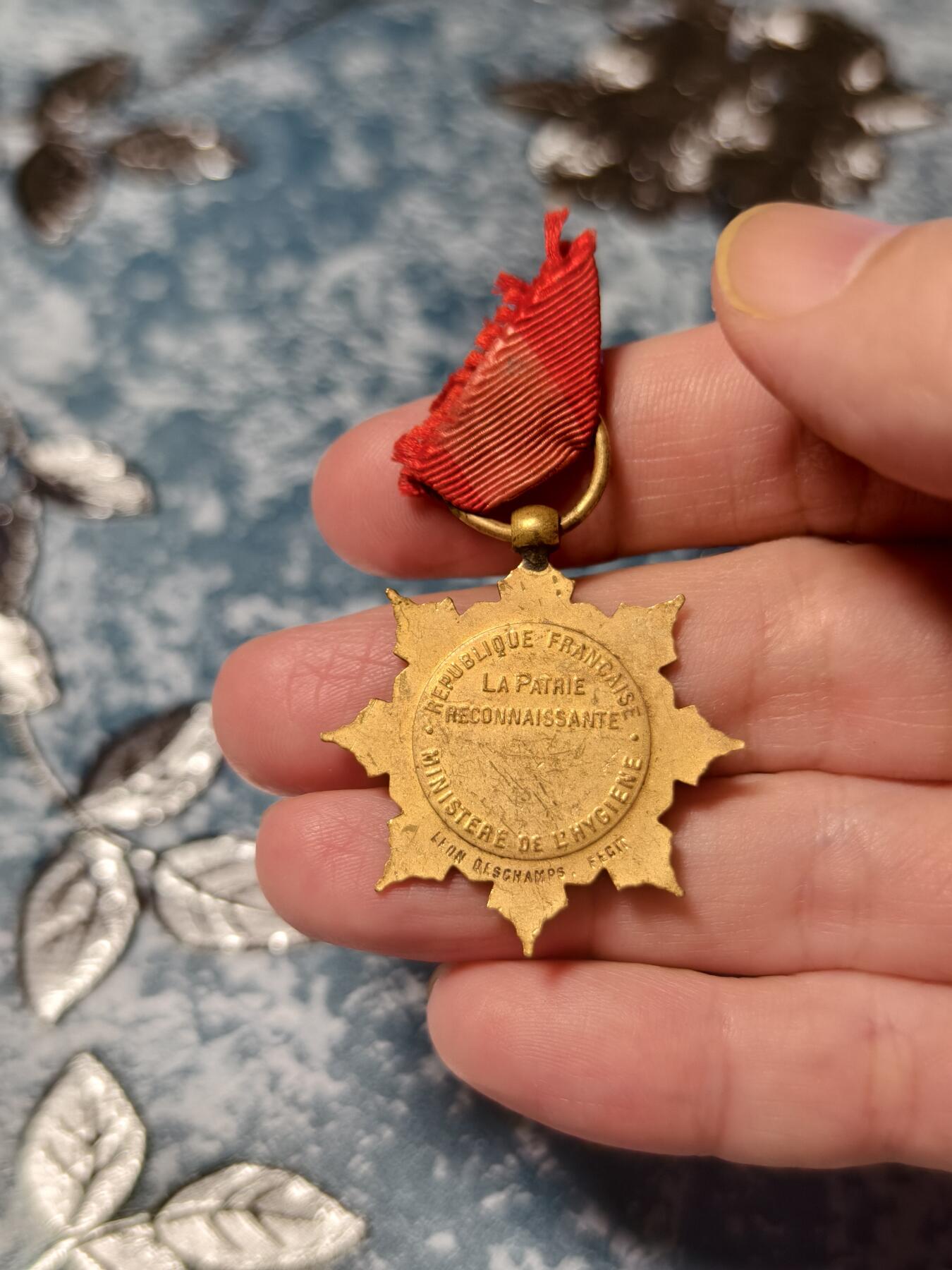 抚柳草堂-第十八期章牌钱币  奖章勋章限时免佣 满百包邮 放漏专场 法国早期版家庭荣誉奖章又称母爱奖章 金级 铜镀金镀层完美 