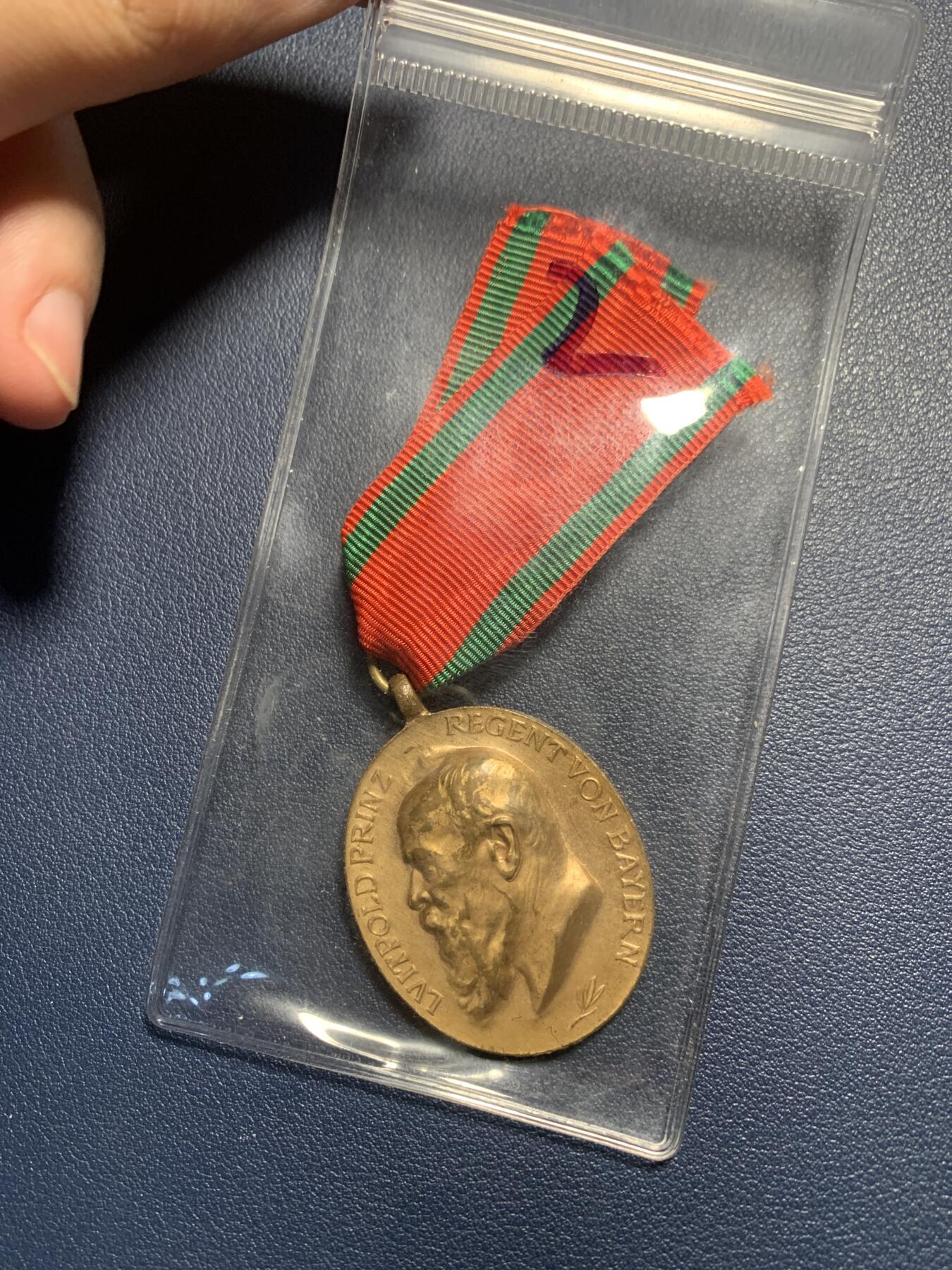 欢度清明，直接出价就行，这场不读秒到点直接结拍。 巴伐利亚王国陆军建军70年奖章，铜质