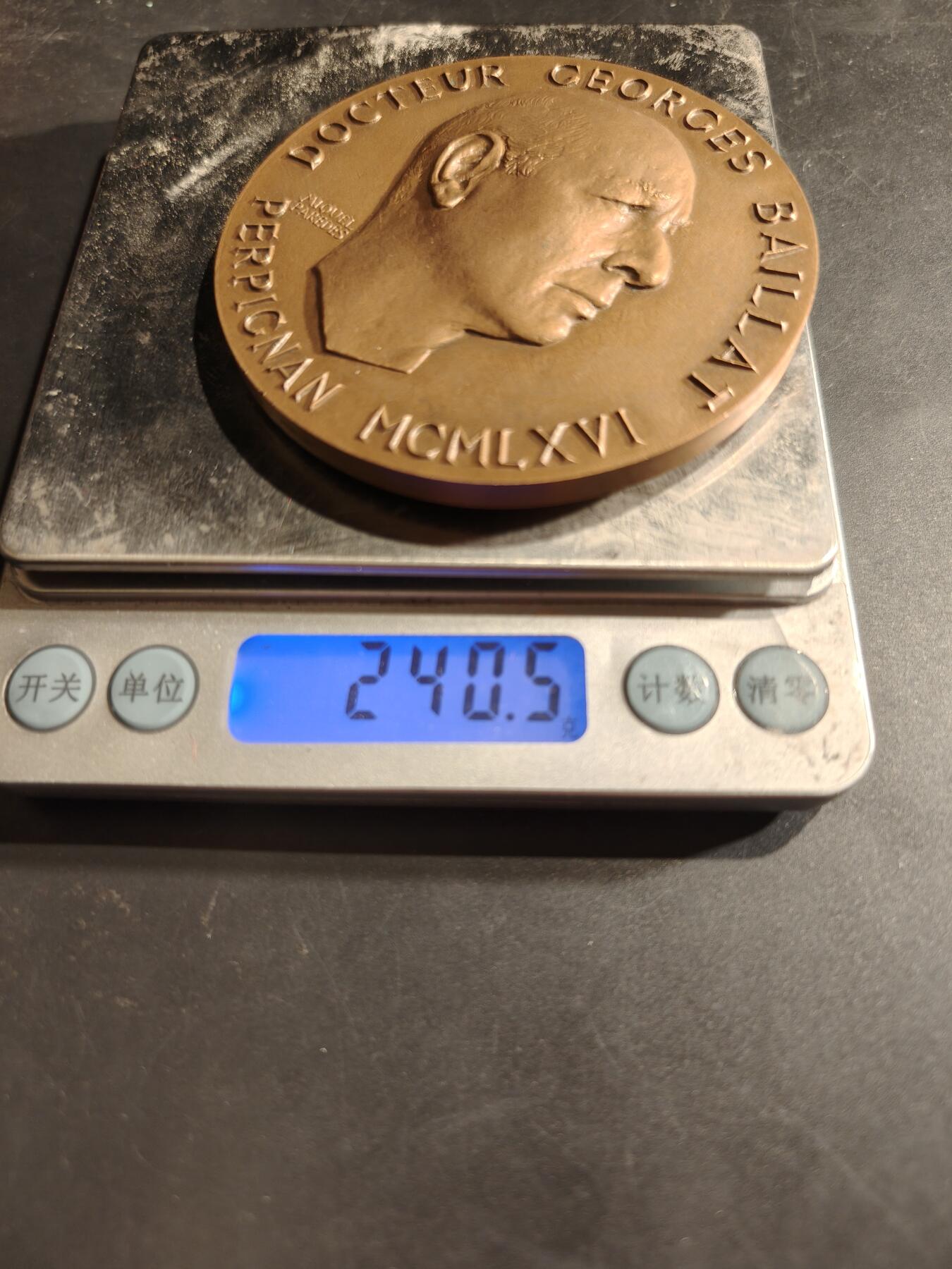 老王徽章第188期 法国乔治拜亚医生大铜章    原盒      乔治·拜亚（1896–1987）是法国著名的医生、二战时期的抵抗战士以及政治家，他曾担任佩皮尼昂地区医师公会首任系主任      直径76mm     重量240.5g