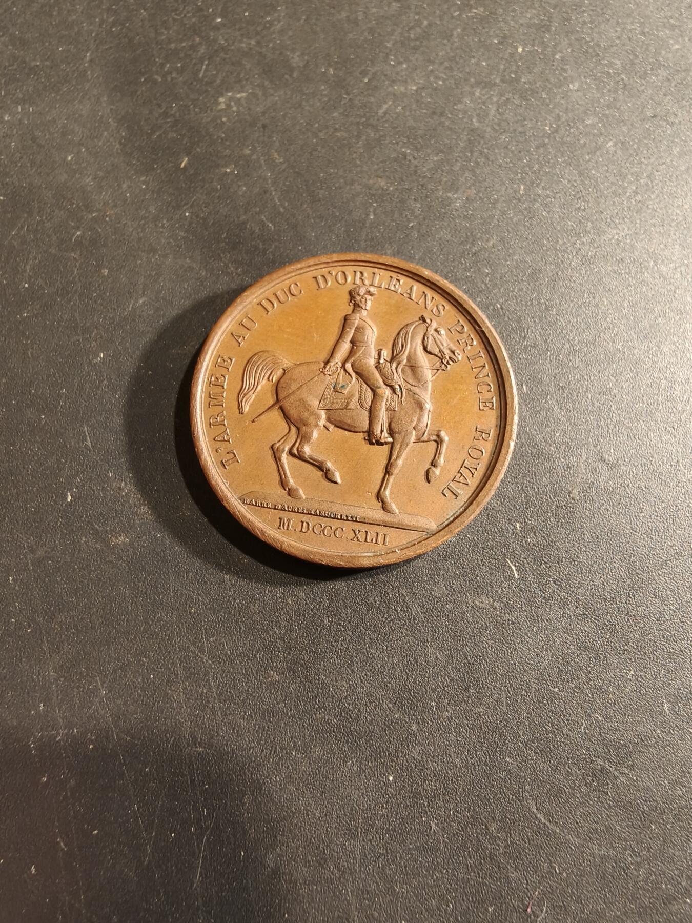 老王徽章第188期 法国1842年路易菲利普时期“军队致敬奥尔良公爵”大铜章      直径26mm    重量9g     早期手指边铭