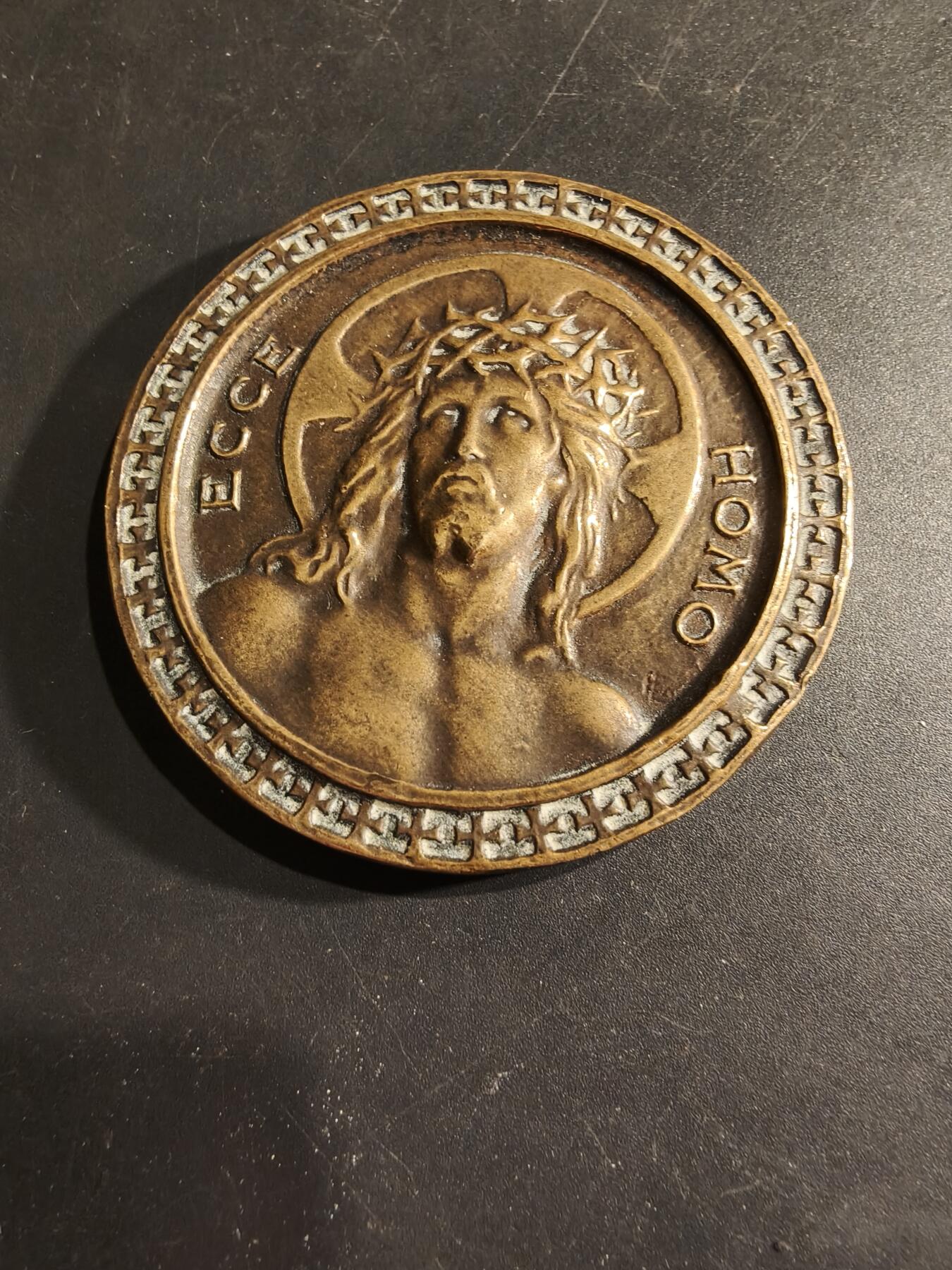 老王徽章第188期 法国天主教会受难耶稣像纪念章     直径58mm    重量97.5g