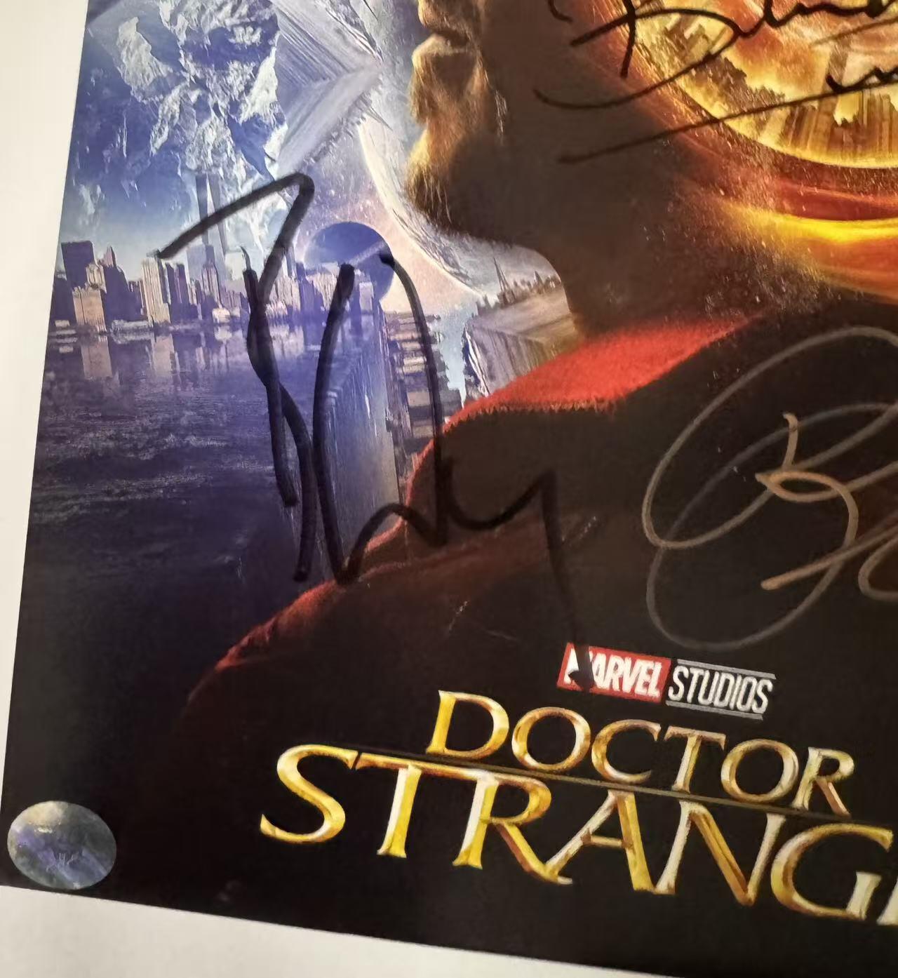 零元拍：《奇异博士》IMAX零点海报，签于美国当地时间2016年10月20日在洛杉矶举行的影片全球首映礼。尺寸：285X420MM。六位签名卡司名录： "博士"本尼迪克特·康伯巴奇 "古一"蒂尔达·斯文顿 "克里斯汀·帕尔默"瑞秋·麦克亚当斯 "卡西利亚斯"麦斯·米科尔森(汉尼拔) "莫度"切瓦特·埃加福特 "王"本尼迪克特·王