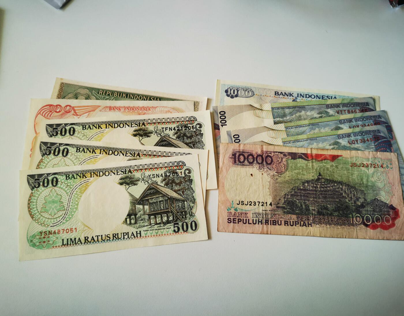 零零发流通品外国纸币拍卖 无佣金 印尼一组一万有针眼