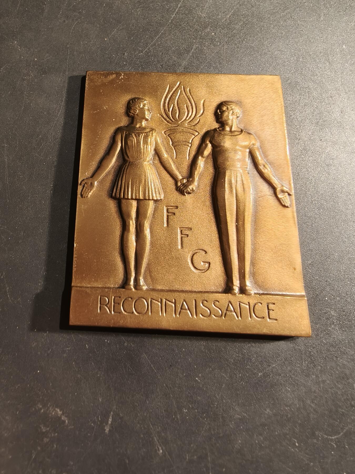 老王徽章第188期 法国体操联合会方形大铜章    大师维农作品    原盒    尺寸69×53mm    装饰风格