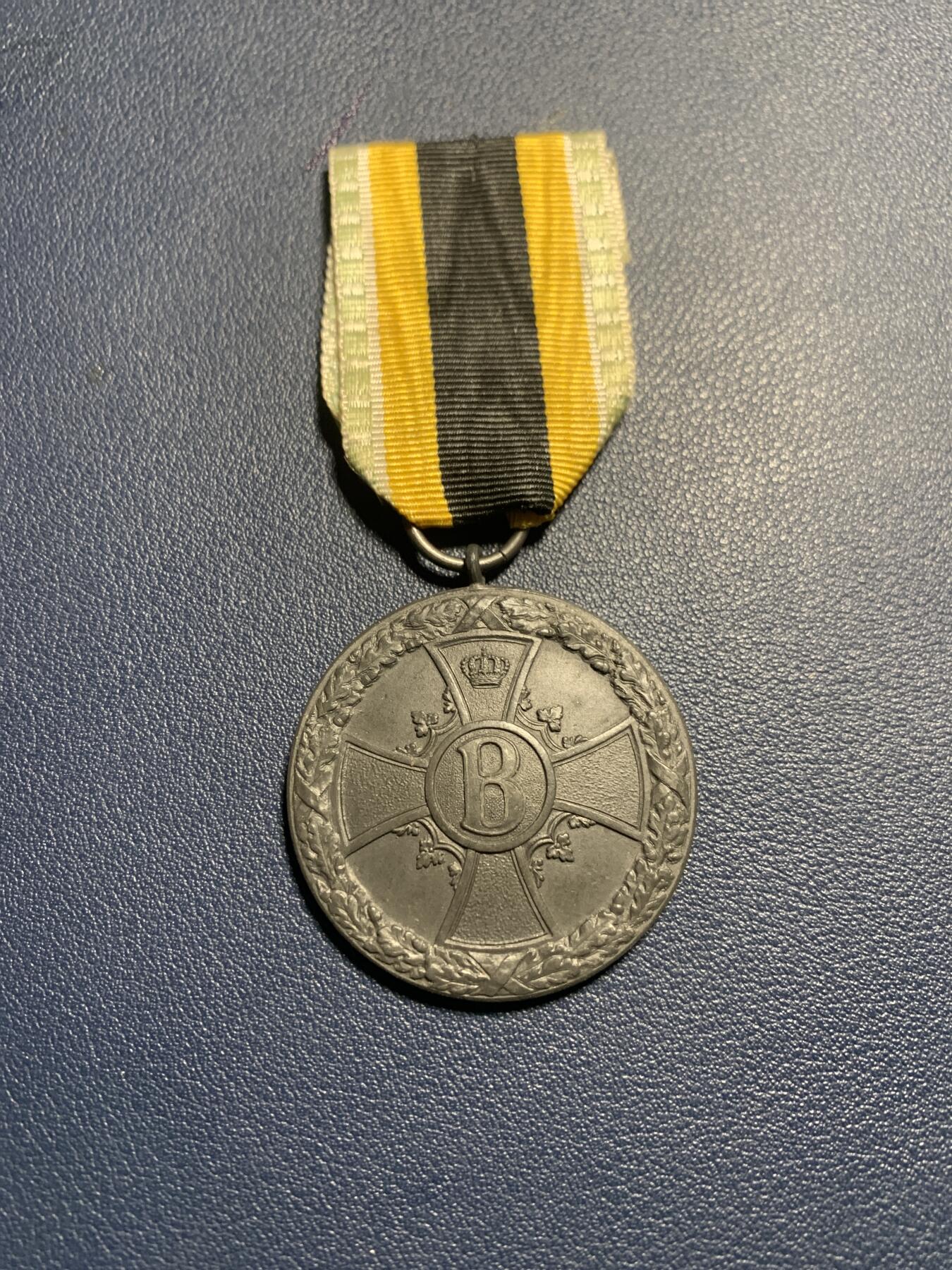 欢度清明，直接出价就行，这场不读秒到点直接结拍。 一战德国萨克森迈宁根战争功勋奖章，车轮子