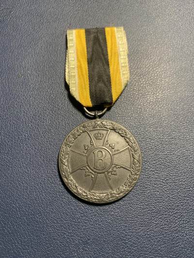 欢度清明，直接出价就行，这场不读秒到点直接结拍。 - 一战德国萨克森迈宁根战争功勋奖章，车轮子