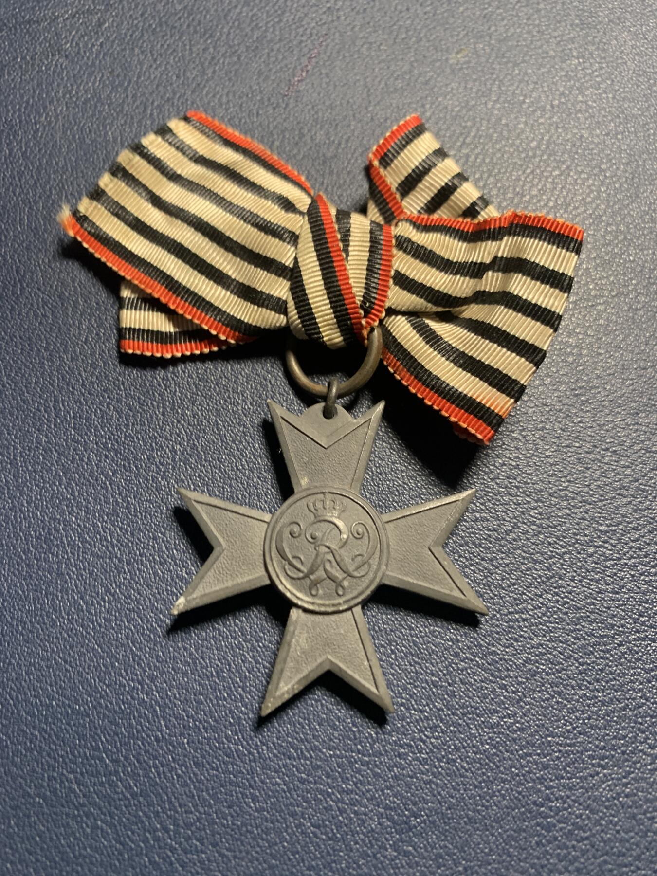 欢度清明，直接出价就行，这场不读秒到点直接结拍。 普鲁士战争辅助奖章，花结，打标F