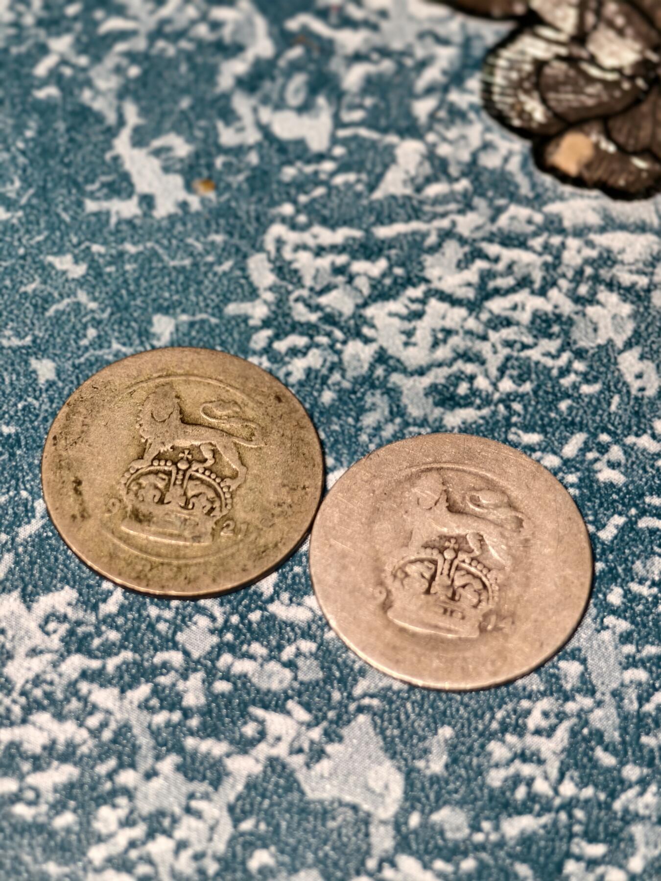 抚柳草堂-第十八期章牌钱币  奖章勋章限时免佣 满百包邮 放漏专场 1914 1921乔治五世6便士银币两枚 1914高银版 流通品相 重5.3g