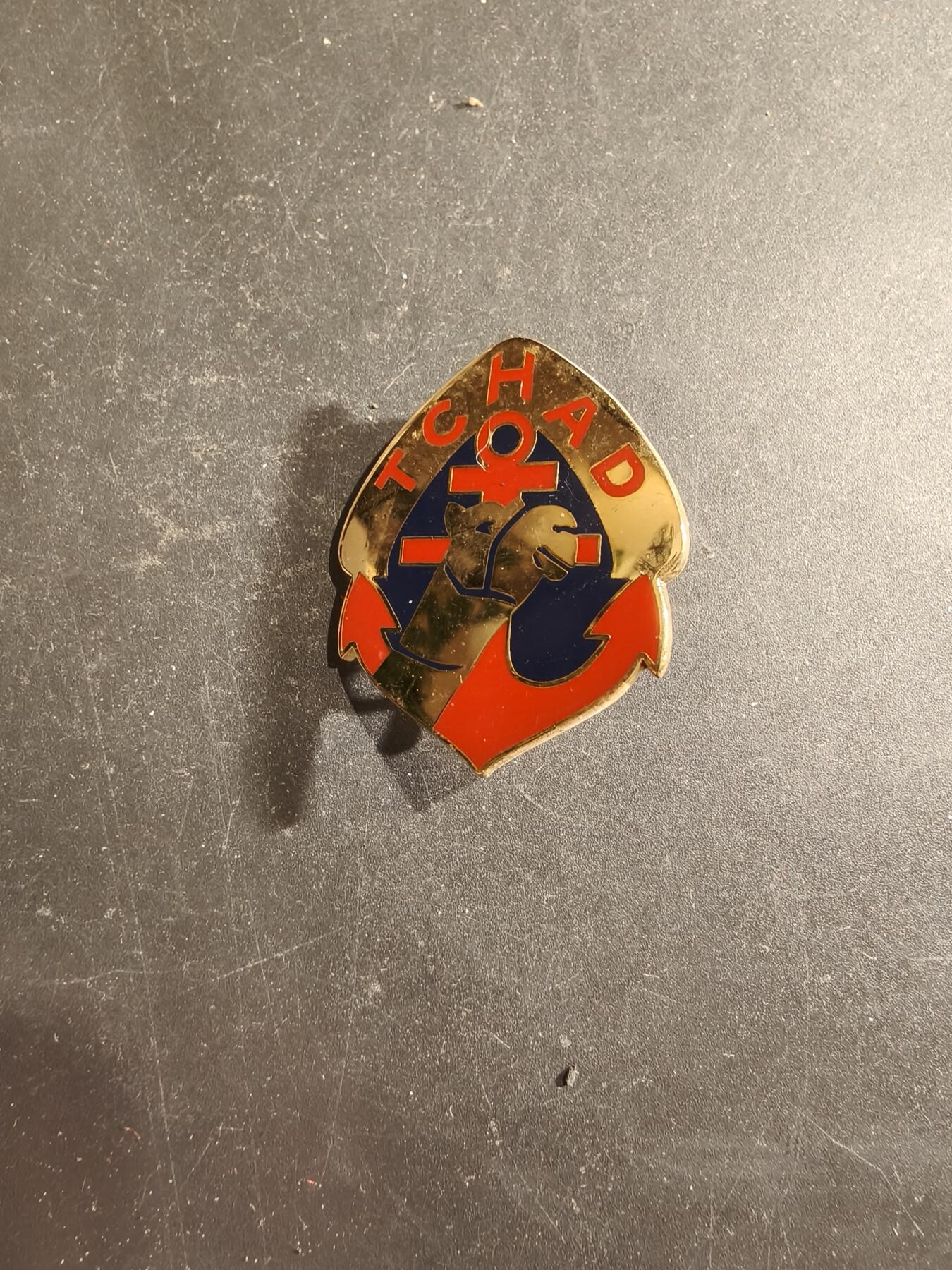 老王徽章第188期 法国陆军乍得行军团证章     该团在第二次世界大战中表现卓越，曾参与解放巴黎（1944年）以及后续在阿尔萨斯的战斗。其中著名的“第9连”（La Nueve）主要由西班牙共和派士兵组成，是首批进入被占领巴黎的部队之一。