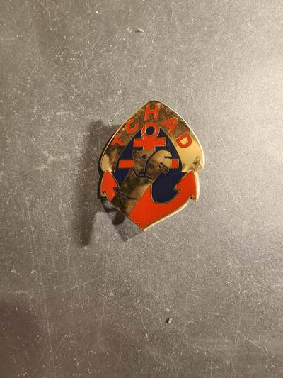 老王徽章第188期 - 法国陆军乍得行军团证章     该团在第二次世界大战中表现卓越，曾参与解放巴黎（1944年）以及后续在阿尔萨斯的战斗。其中著名的“第9连”（La Nueve）主要由西班牙共和派士兵组成，是首批进入被占领巴黎的部队之一。