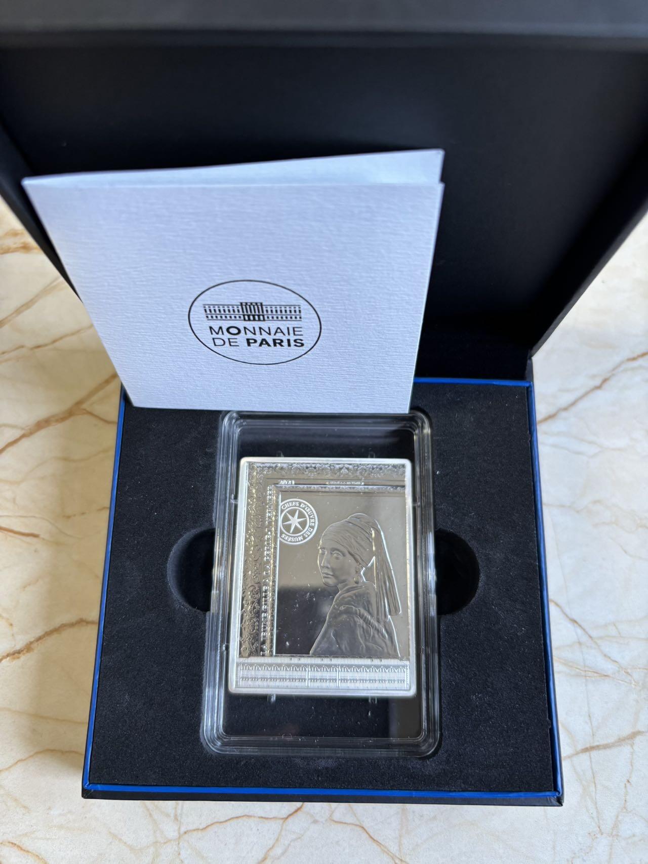 第195期拍卖 法国2021年名画系列戴珍珠耳环的少女100克银币，999银，发行500枚，侧看有丝痕