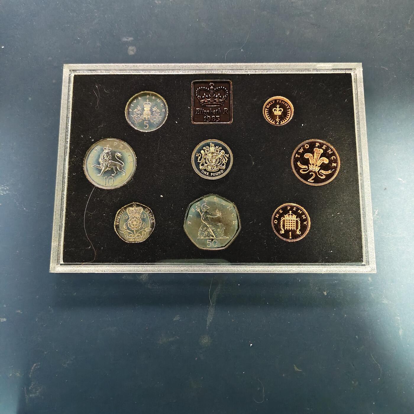 【全场包邮】纯粹捡漏拍515场 英国1983年官方蓝本精制套币-盒证全-含1镑皇室徽章