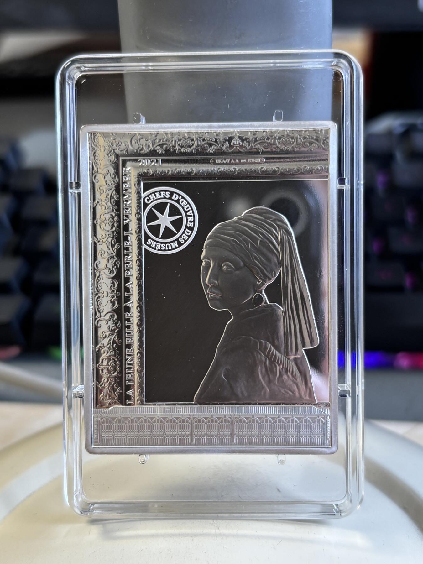 第195期拍卖 法国2021年名画系列戴珍珠耳环的少女100克银币，999银，发行500枚，侧看有丝痕