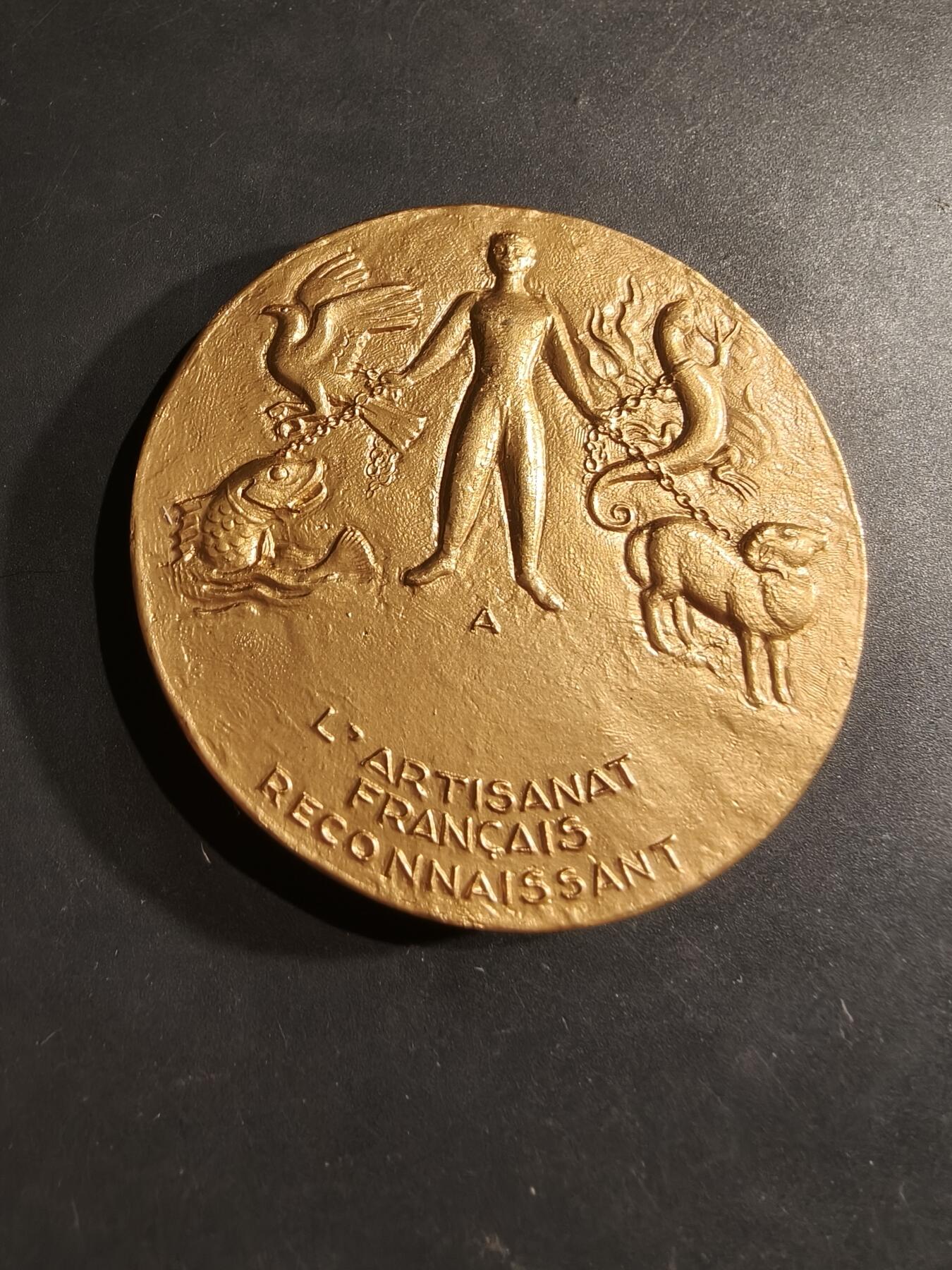 老王徽章第188期 法国手工业协会镀金大铜章     直径58mm    重量108.9g