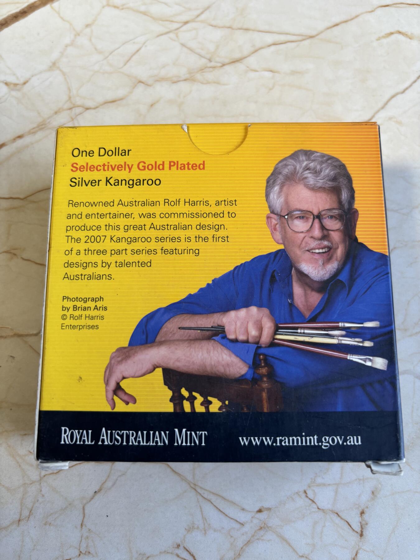 第195期拍卖 澳大利亚2007年袋鼠系列精制磨砂镀金1盎司银币，999银镀金，发行12500枚，皮盒有瑕疵