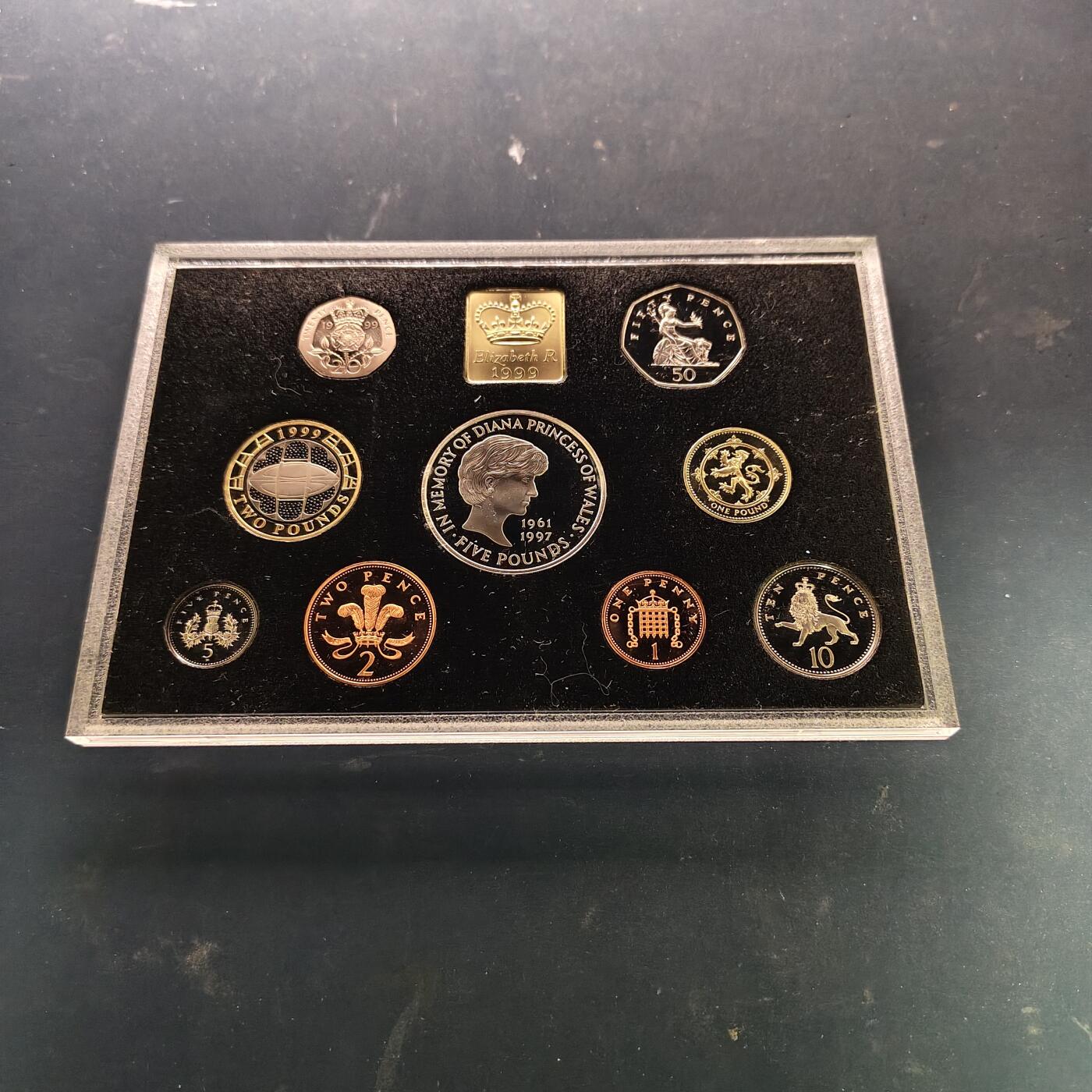 【全场包邮】纯粹捡漏拍515场 英国1999年官方蓝本精制套币-盒证全-含5镑戴安娜王妃+2镑橄榄球世界杯+1镑苏格兰狮徽精制纪念币