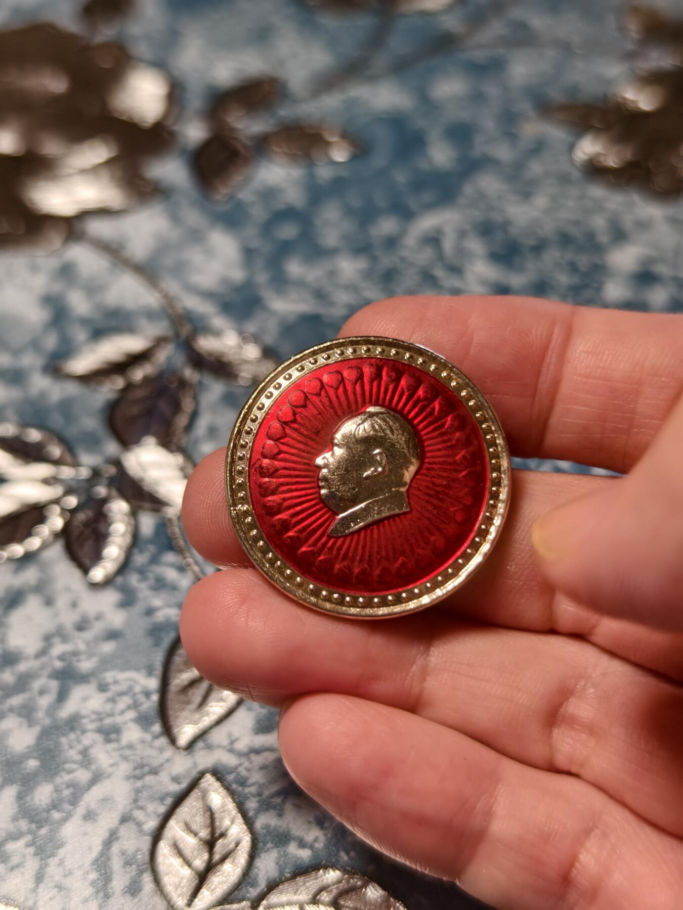 抚柳草堂-第十八期章牌钱币  奖章勋章限时免佣 满百包邮 放漏专场 六七十年代 毛主席像章 广东番禺颗颗红心向太阳 32mm左右