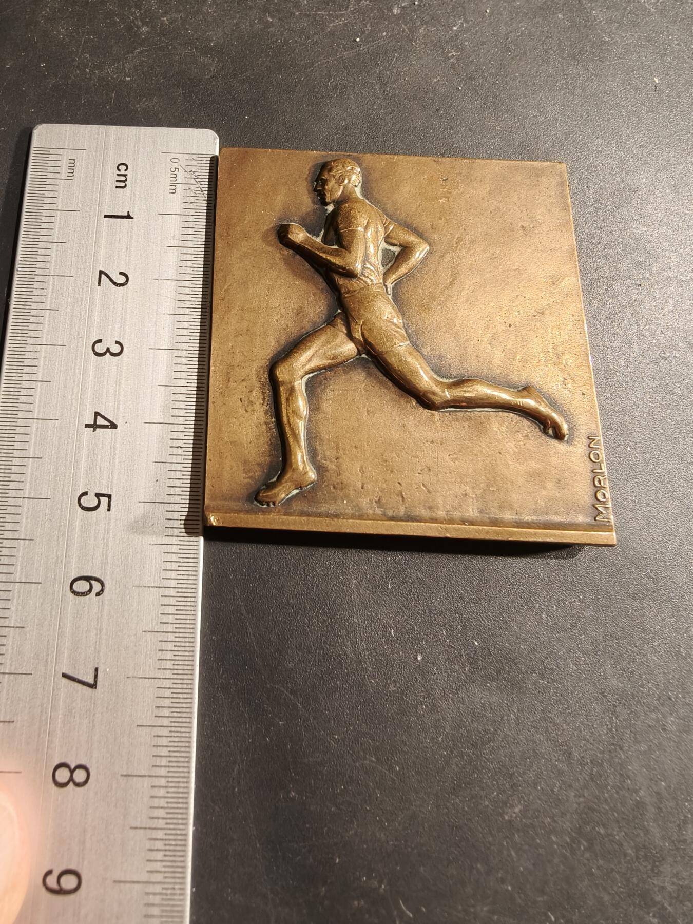 老王徽章第188期 法国跑步主题方形大铜章     大师莫隆作品     尺寸53×46mm     重量85.5g
