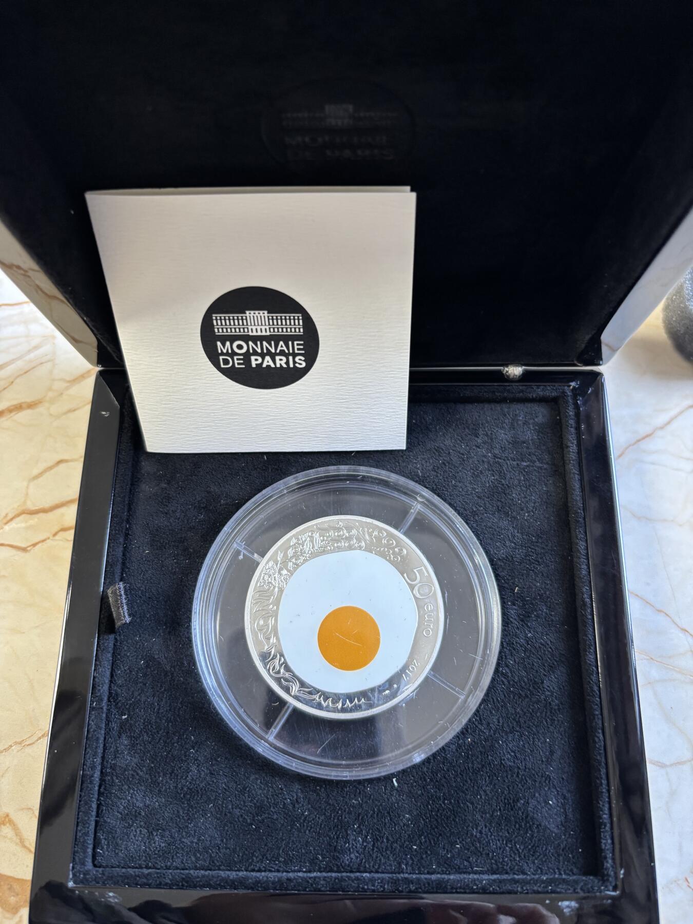 第195期拍卖 获奖法国2017年米其林季萨瓦餐厅的鸡蛋5盎司银币，950银，发行500枚，有瑕疵，获克劳斯2019年度最佳银币