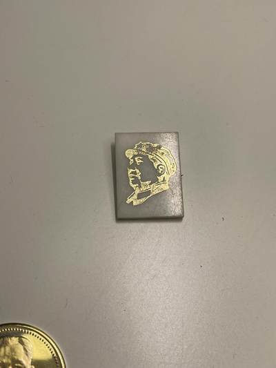 新时代收藏快速小拍 拍卖本周一线所得新货 欢迎关注 - 合成材料镀金毛主席像章